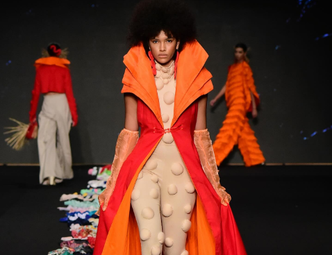 Alunas de Natal desfilam coleção sustentável no Dragão Fashion 2024