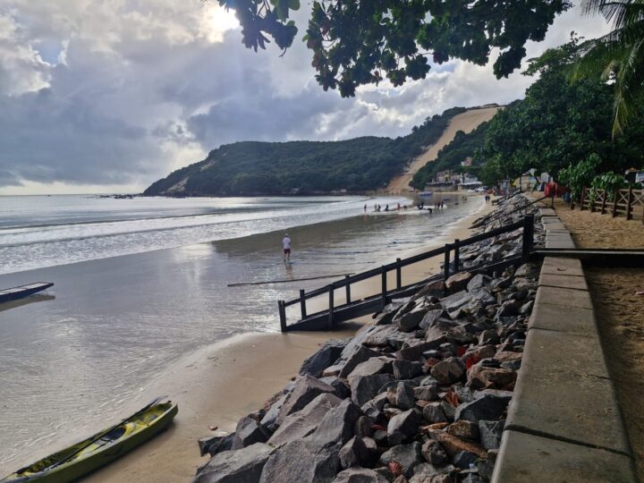Como enrocamento acelerou erosão da Praia de Ponta Negra