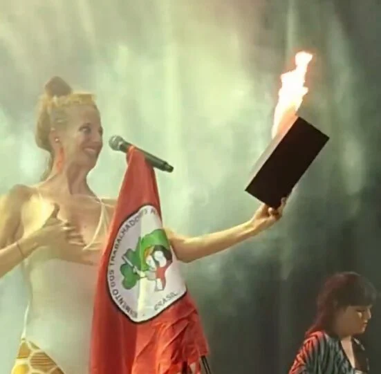 É mentira que cantora tenha queimado bíblia no Festival do MST