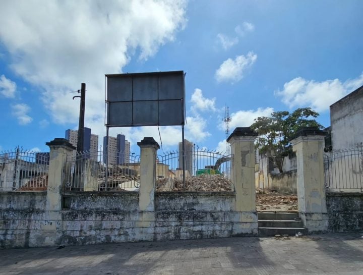 Casarão histórico é derrubado para virar estacionamento em Natal
