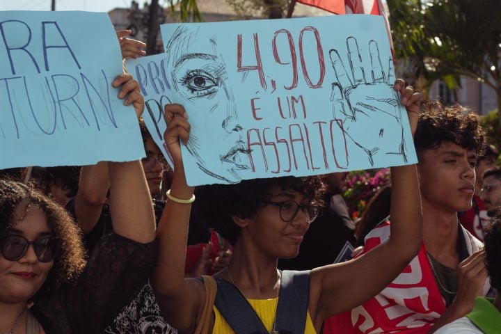 Estudantes protestam contra reajuste de preço da tarifa de ônibus em Natal