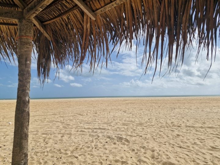 Avanço do mar em áreas vizinhas ameaça praias de São Miguel do Gostoso