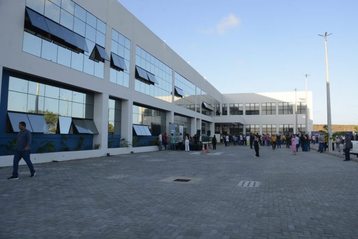 Ex-aliado, vereador critica Álvaro Dias por obra inacabada do Hospital Municipal