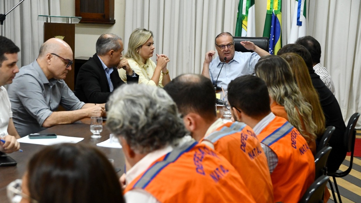 Com casas e praia alagadas, Paulinho faz 