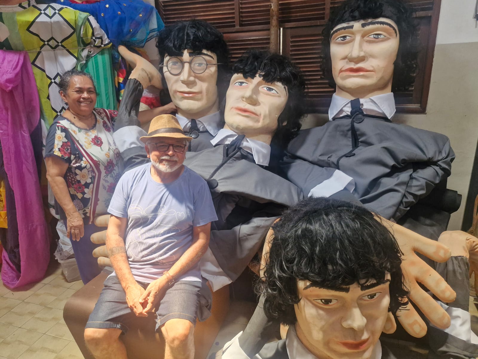 Kátia Dantas e João Natal colocam a mão na massa para criar os bonecos gigantes I Foto: Mirella Lopes