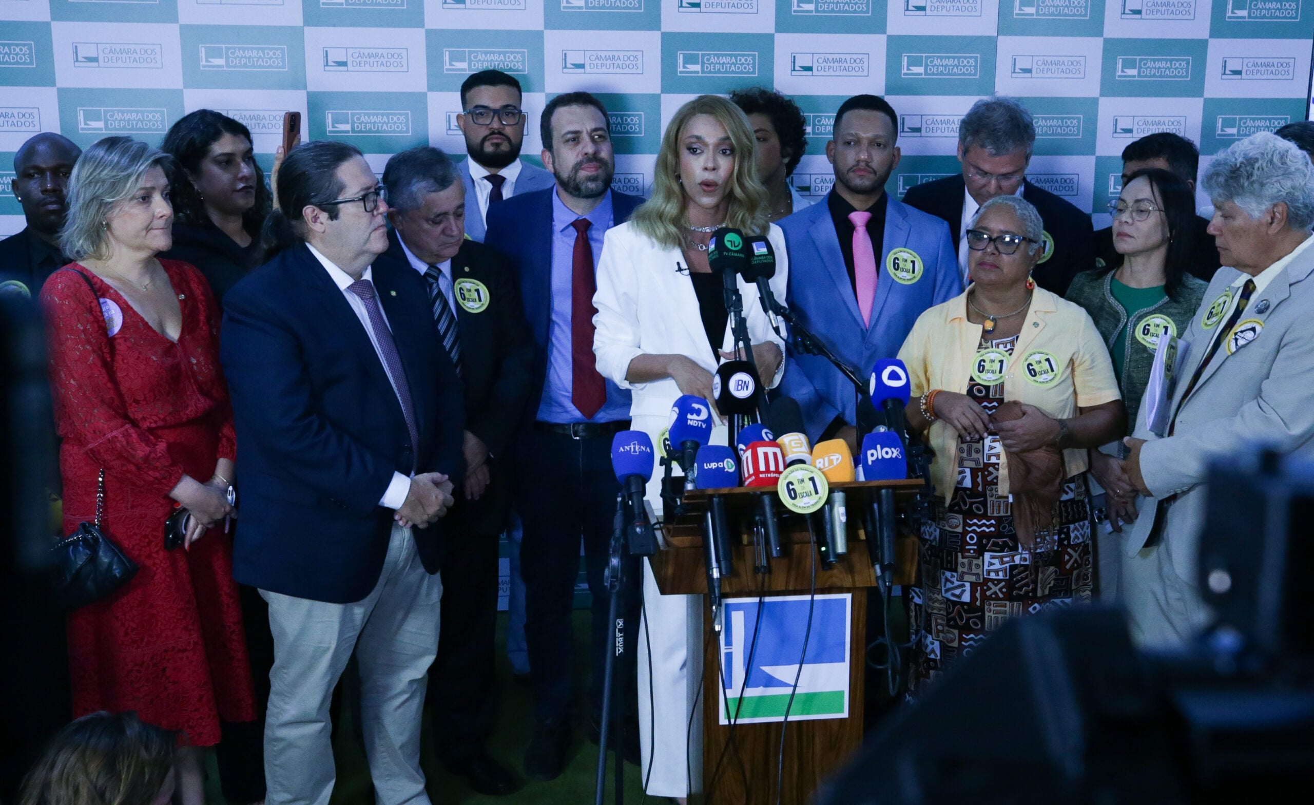 Natália, Mineiro e Benes assinam PEC pelo fim da escala 6x1