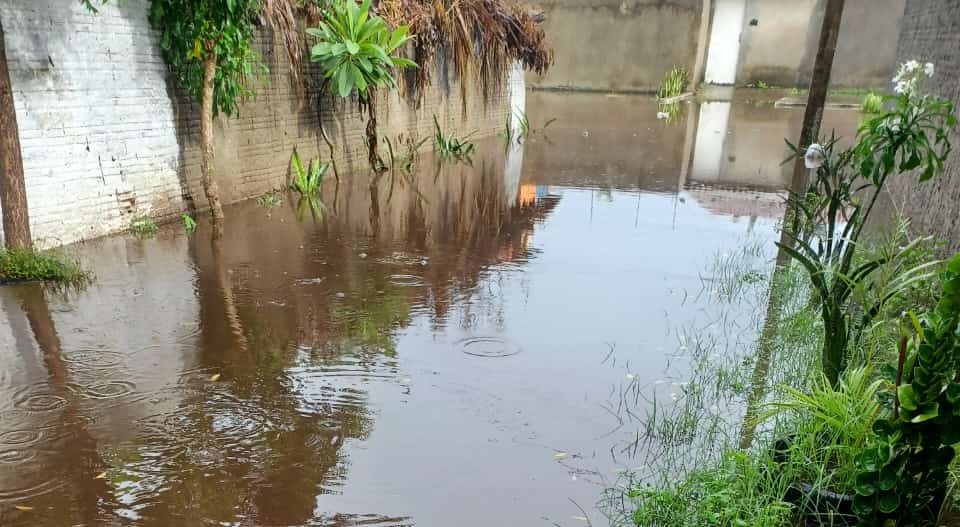 Moradores do Vale Dourado, em Natal, têm casas alagadas e perdem móveis após chuvas