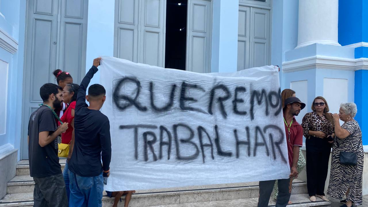 Comerciantes da Redinha protestam na Prefeitura após apreensão de materiais