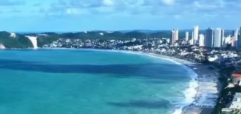 Faixa de areia da praia de Ponta Negra alaga mesmo sem chuvas no fim de semana