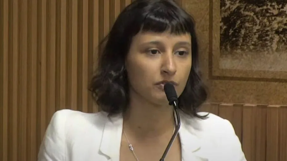 Brisa Bracchi nega uso irregular de verba e fala em perseguição