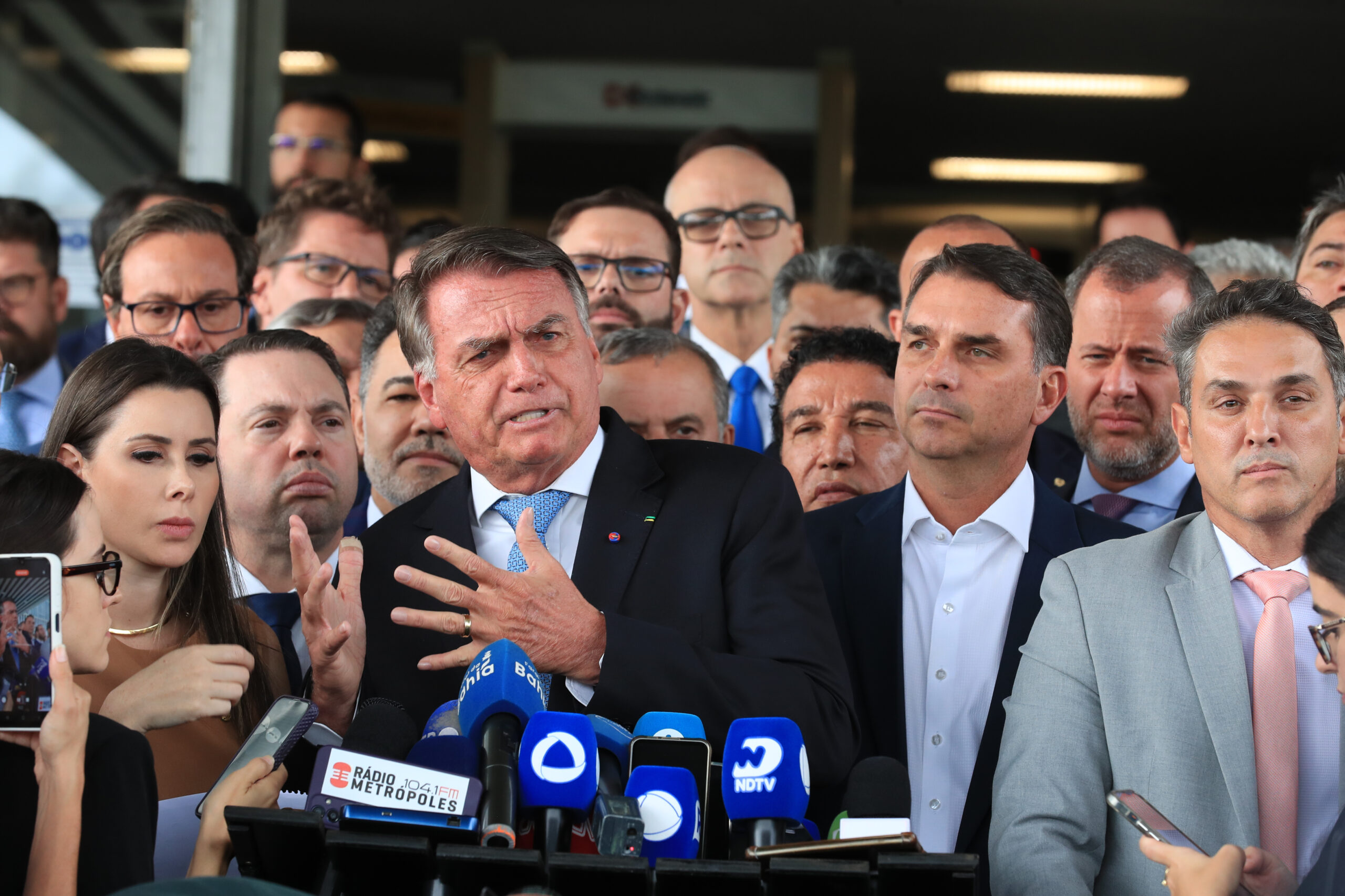 Rogério e Gonçalves estavam em coletiva de Bolsonaro que tocou Marcha Fúnebre