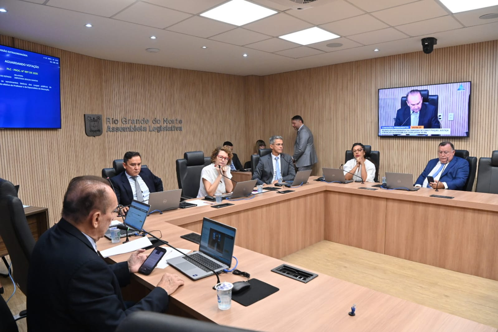 6,27%: Deputados aprovam projeto do governo que reajusta salários de professores do RN