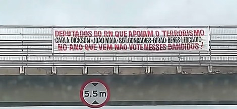 Gonçalves arranca faixa que chamava deputados do RN de bandidos