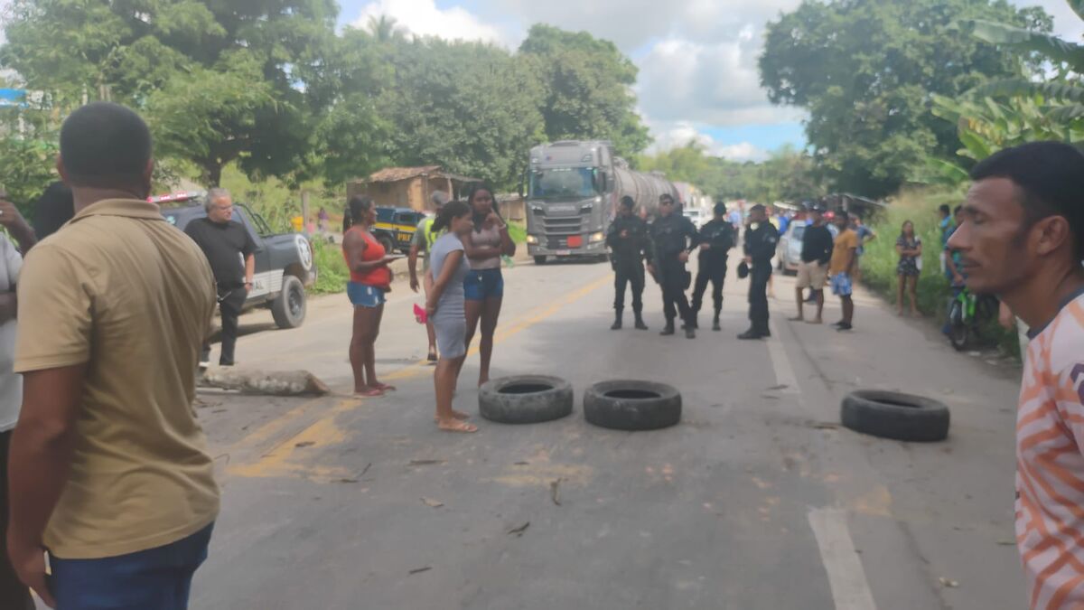 Por demarcação de terras, indígenas Potiguara bloqueiam BR-101