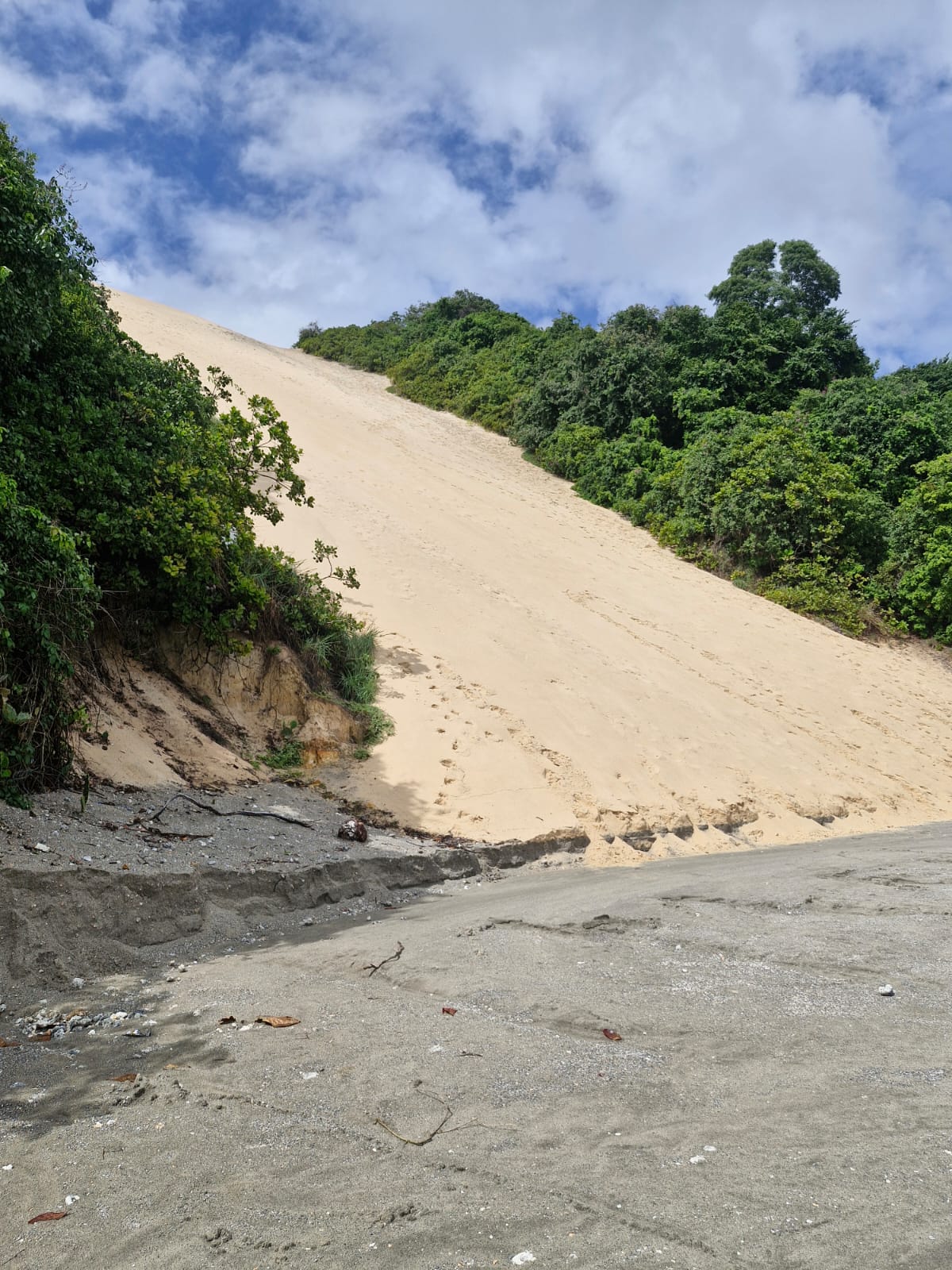 Chuvas deixam vala ao pé do Morro do Careca, em Natal