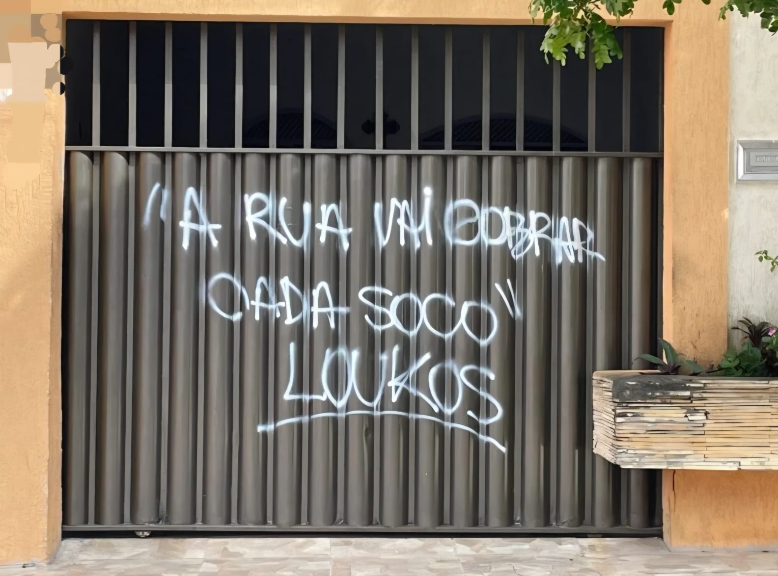 Casa pichada: família de agressor de namorada se manifesta após ameaças