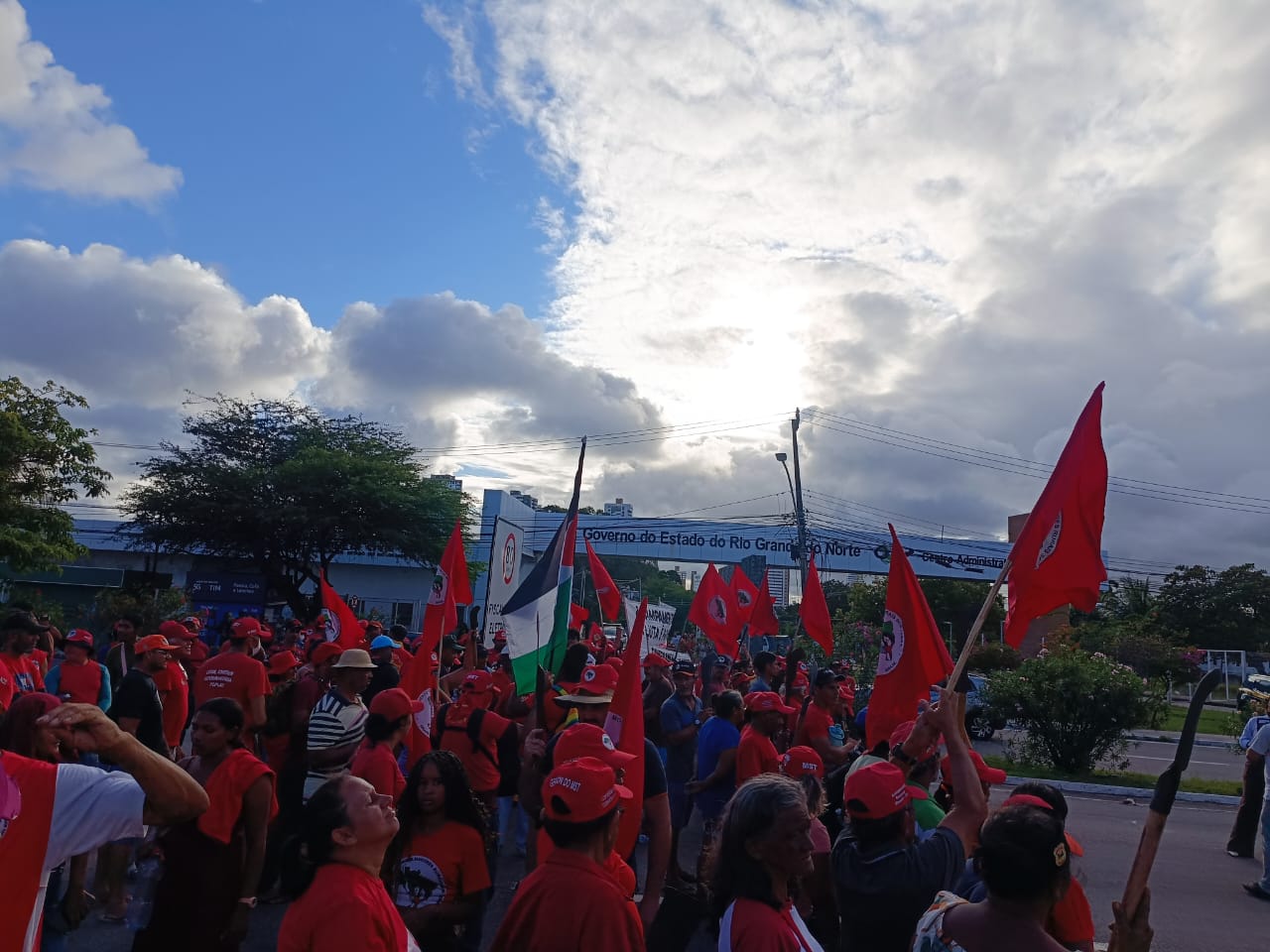 MST interdita BR-101 e ocupa prédios públicos no RN; entenda jornada de lutas nacional