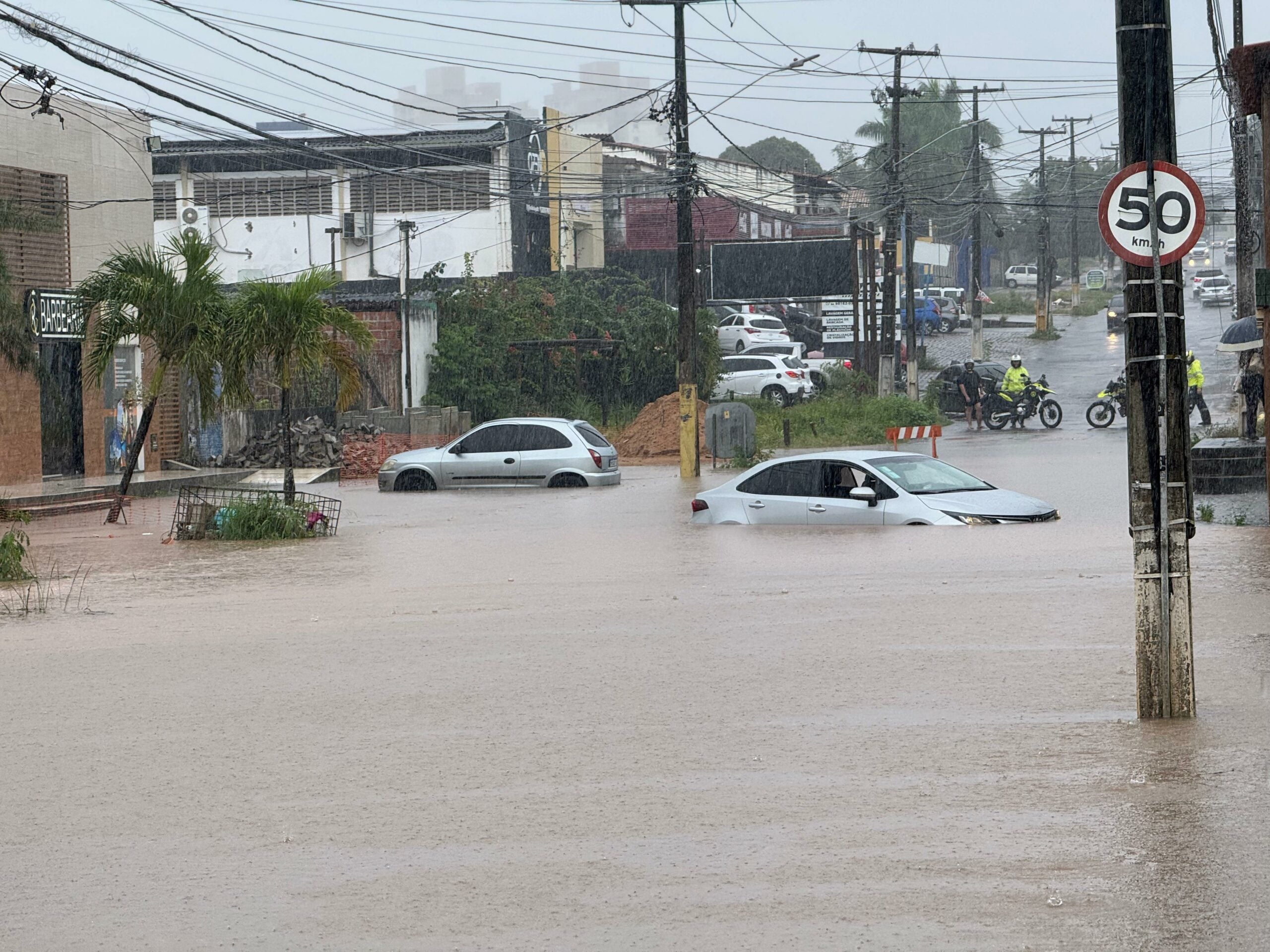 Chuvas causam alagamentos, caos no trânsito e “espelhos d’água” na orla de Ponta Negra