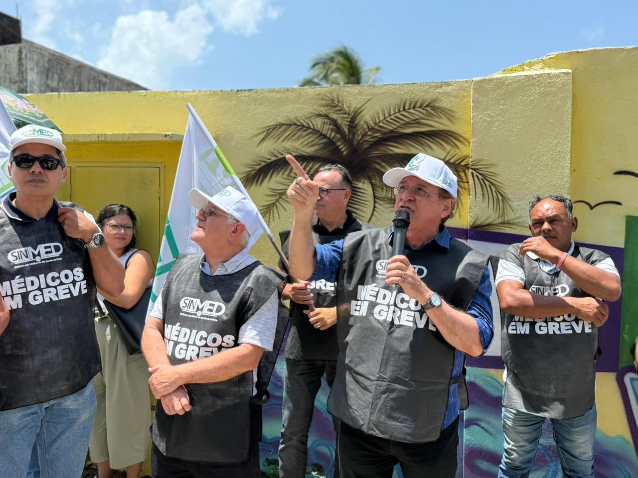 Médicos fazem protesto e denunciam terceirização da saúde em Natal