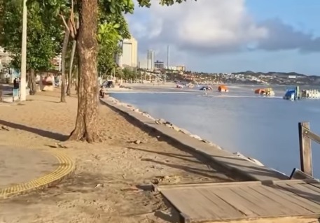 Praia de Ponta Negra volta a alagar em dia de maré alta