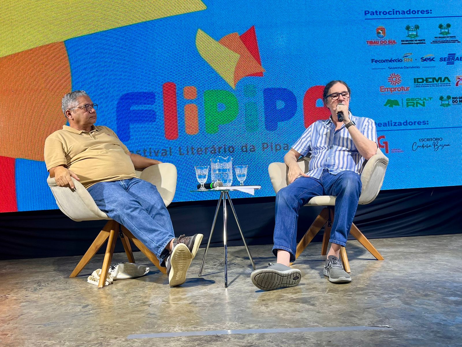 Entre a catástrofe e a estrofe: o país de Geraldo Carneiro