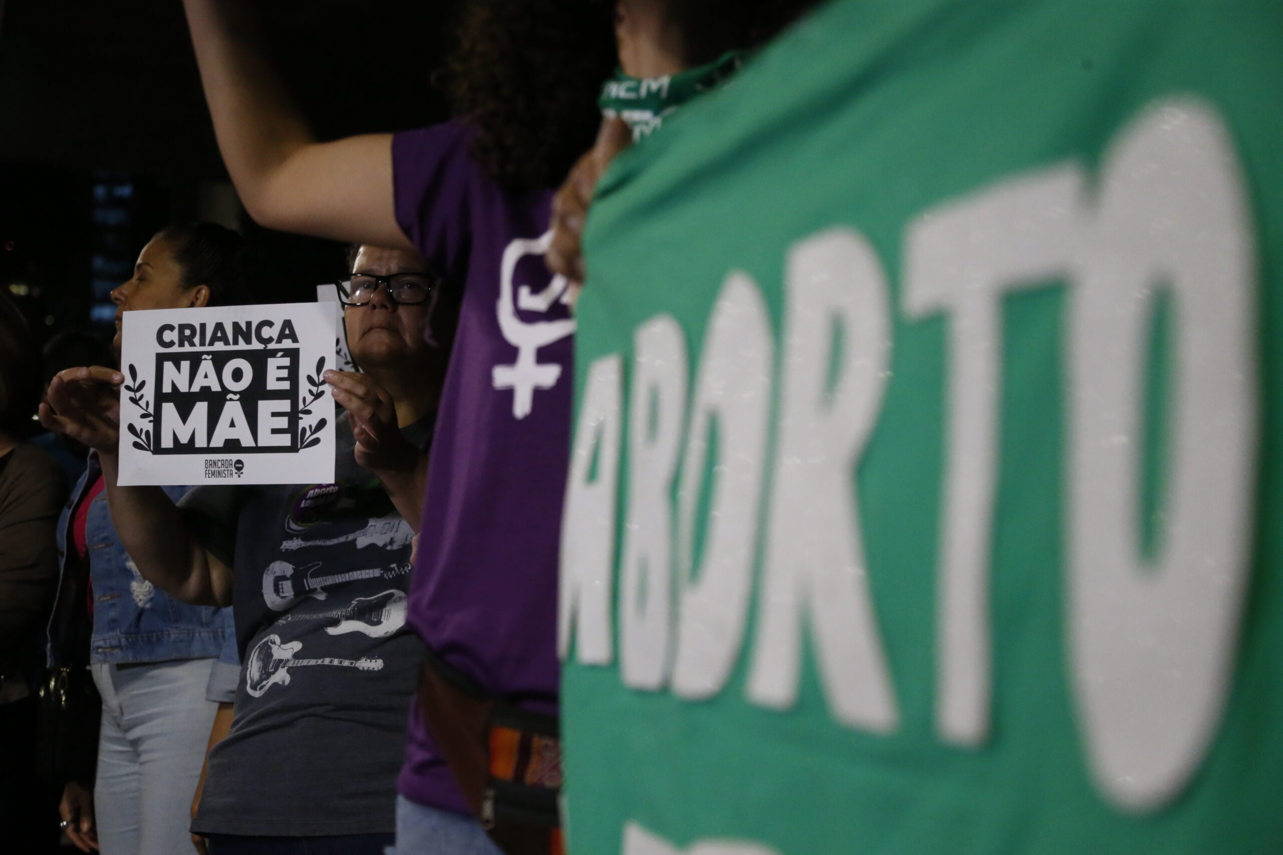 Avança projeto que dificulta aborto legal em crianças; potiguares criticam