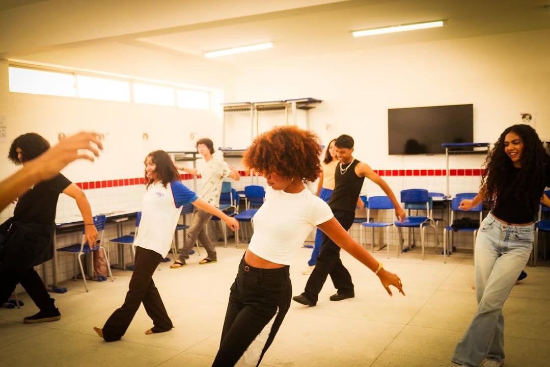 Coletivo leva arte negra às escolas e desafia o currículo racista