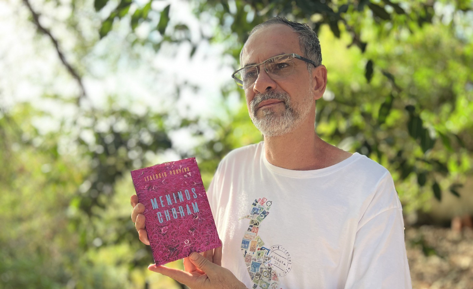 “Meninos Choram”: Jornalista aborda em livro masculinidade na infância