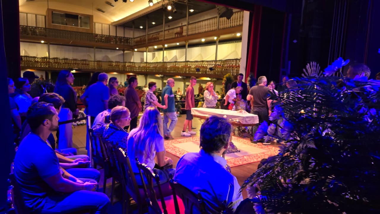 Corpo de Titina Medeiros é velado no Teatro Alberto Maranhão e segue para Acari