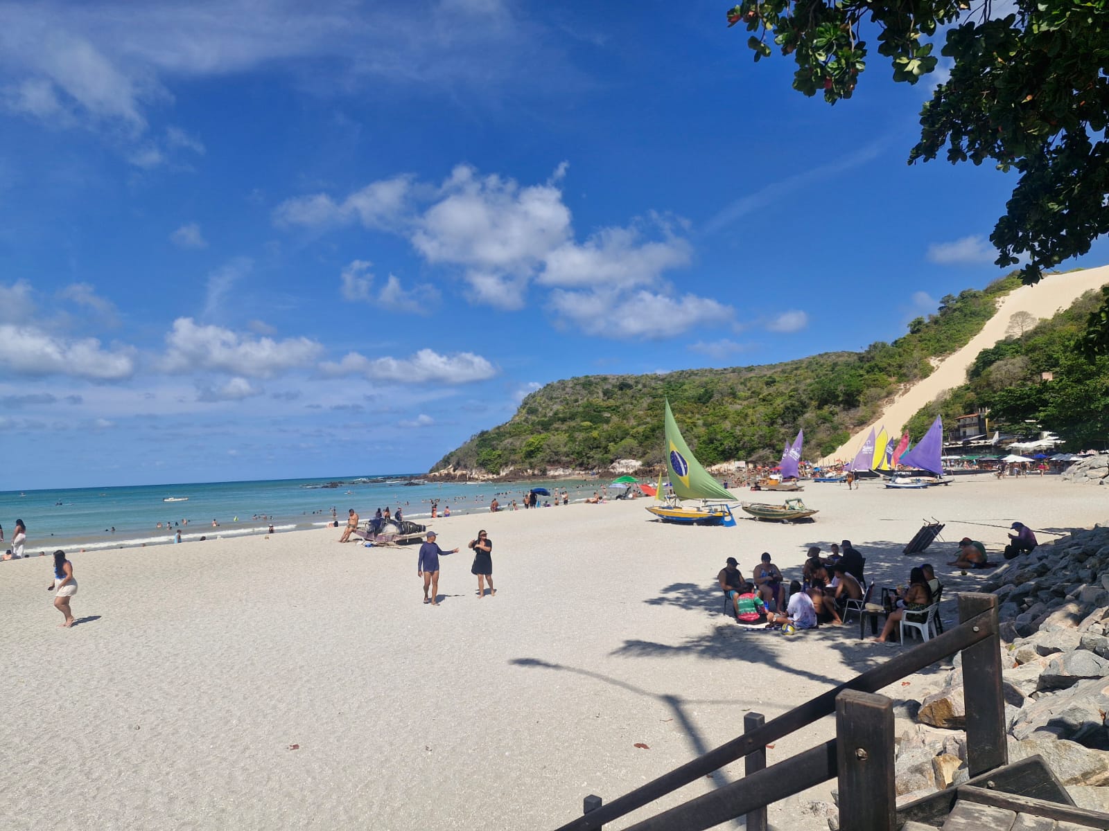 Ponta Negra 1 ano depois da engorda: praia recupera movimento na alta estação