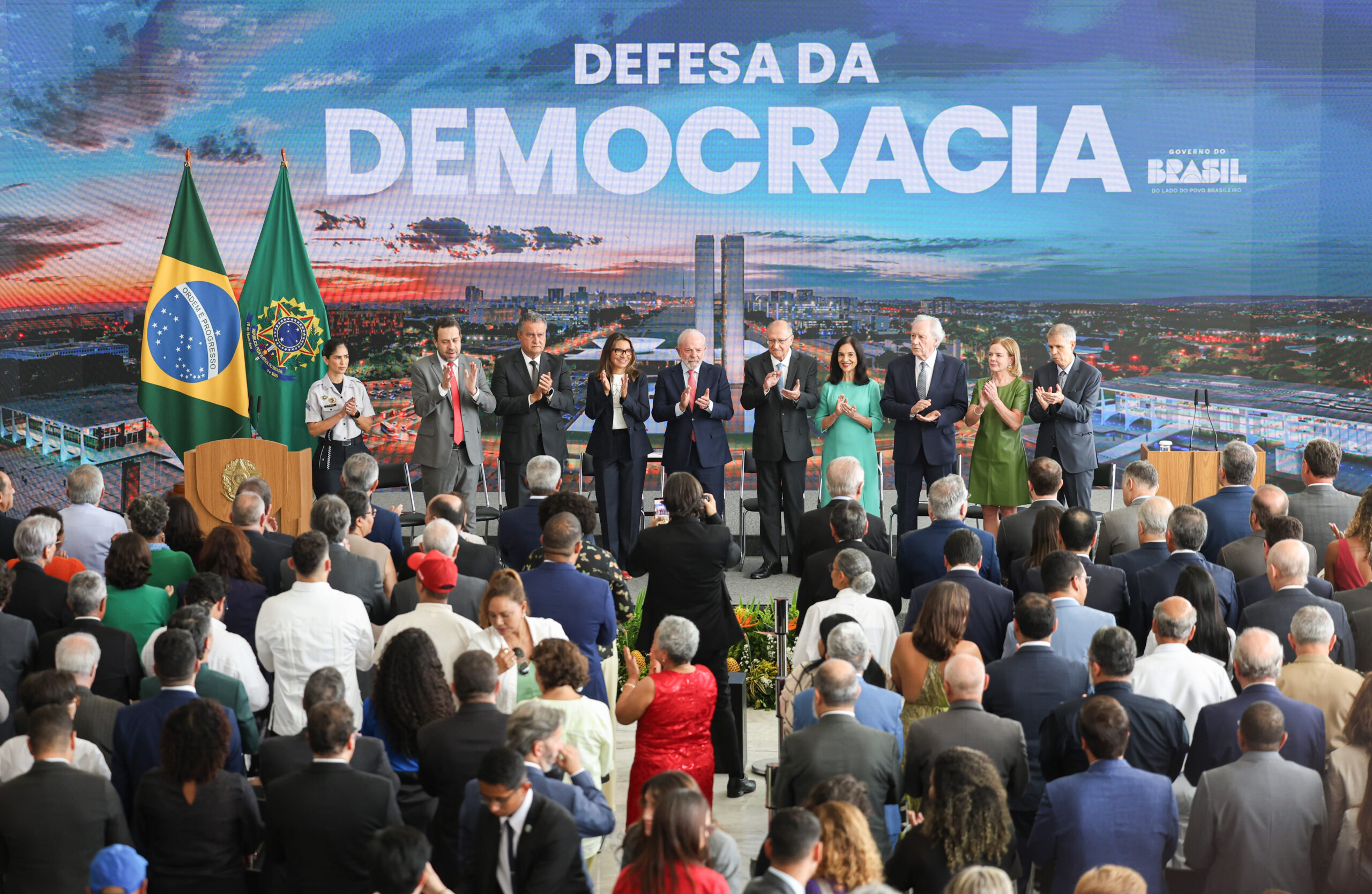 Com Fátima na plateia, Lula veta PL que reduz pena de golpistas