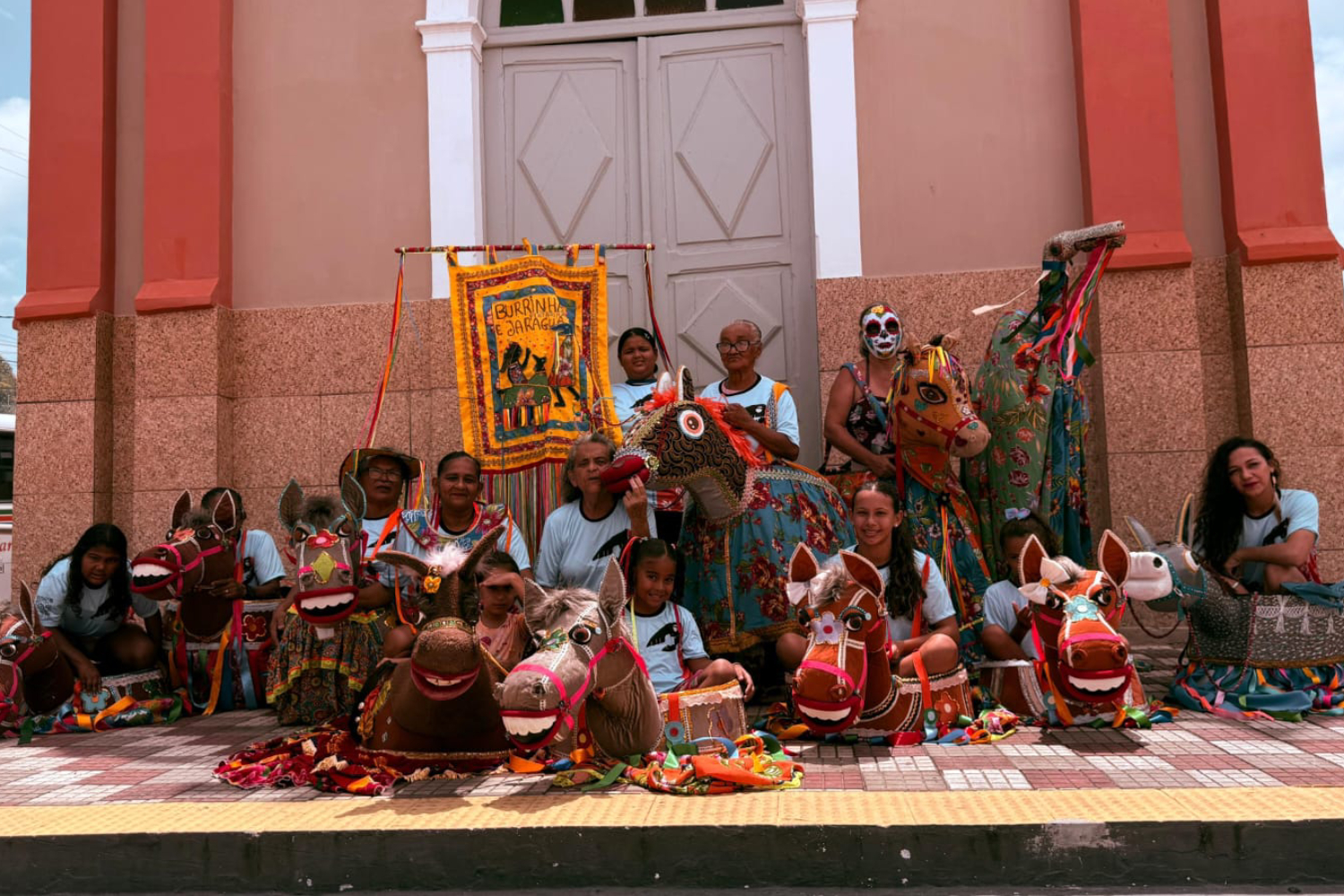 Rendeiras de Ponta Negra fazem cortejo que resgata o carnaval tradicional