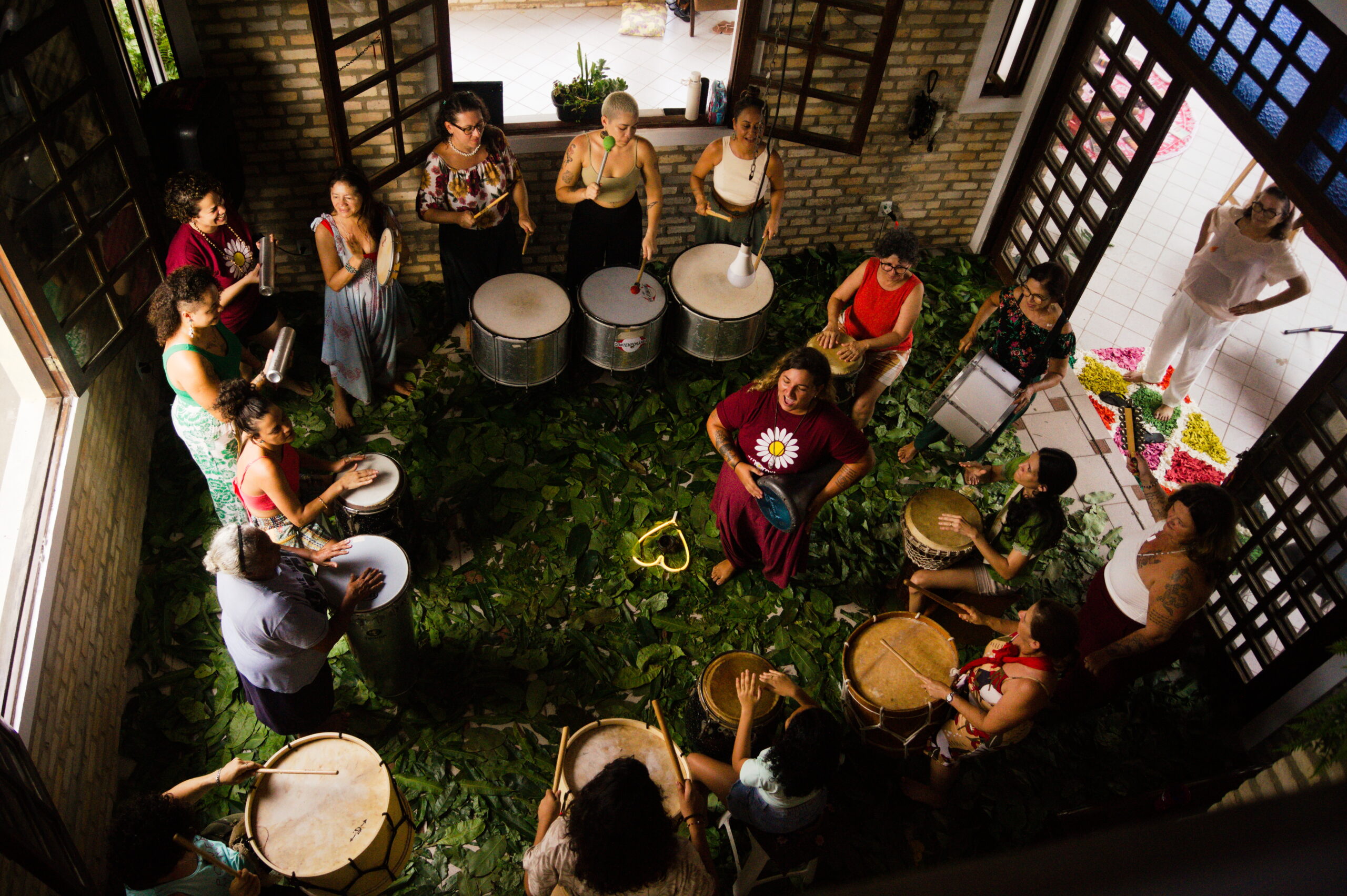 Vivência percussiva celebra o protagonismo das mulheres nos terreiros