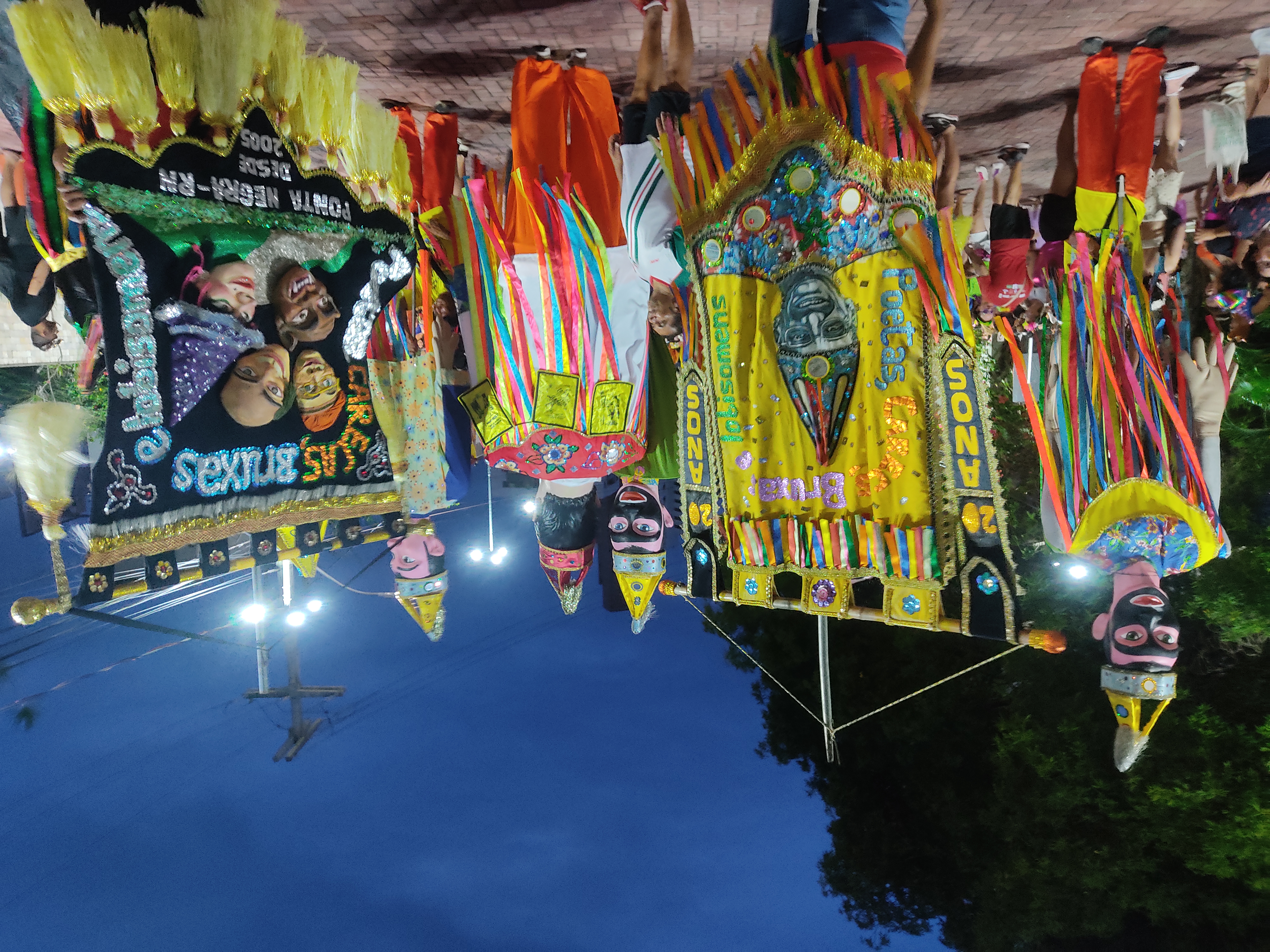 Multidão desfila com Poetas, Carecas, Bruxas e Lobisomens no carnaval de Natal