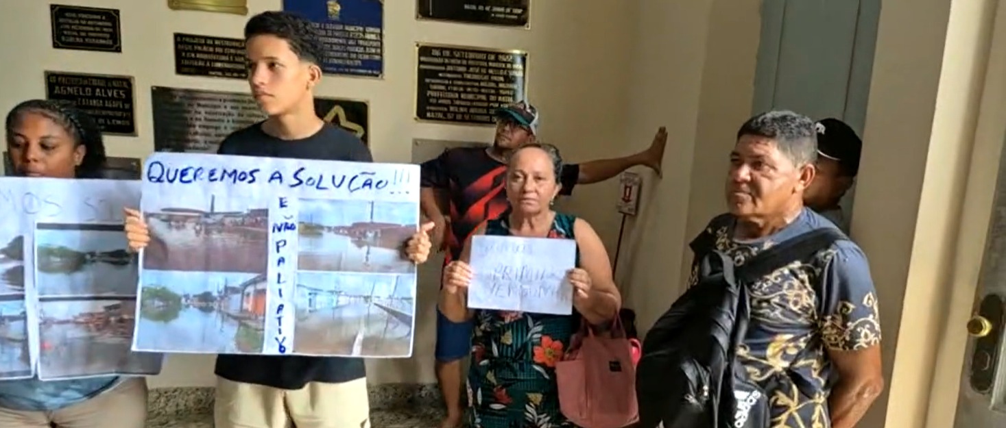 Lagoa de captação transborda após chuvas e moradores protestam em Natal