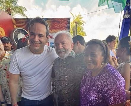 Fátima e Cadu se encontram com Lula no desfile do Galo da Madrugada em Recife