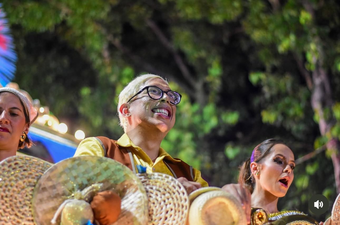 Potiguar Ivan Baron desfila em escola que homenageou Lula no RJ