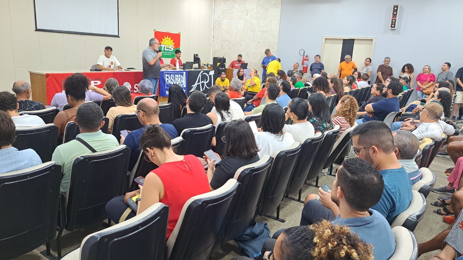 Após vitória da base sobre direção, servidores da UFRN dão início à greve