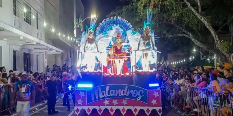 Escolas de samba ocupam a Ribeira e encerram o Carnaval 2026 em Natal