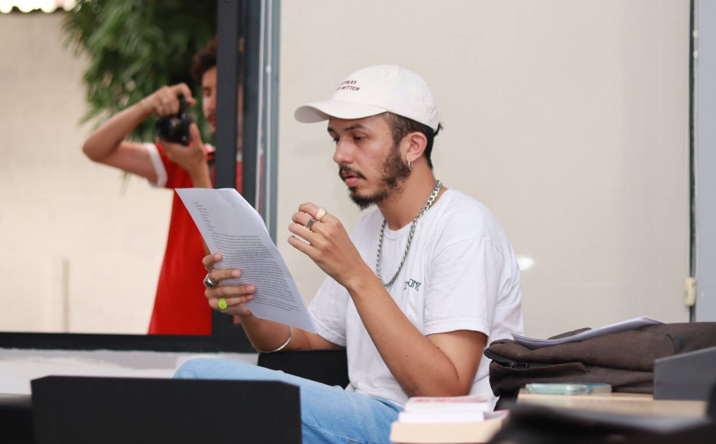 Lukas Medeiros celebra lançamento de segundo livro com debate e música