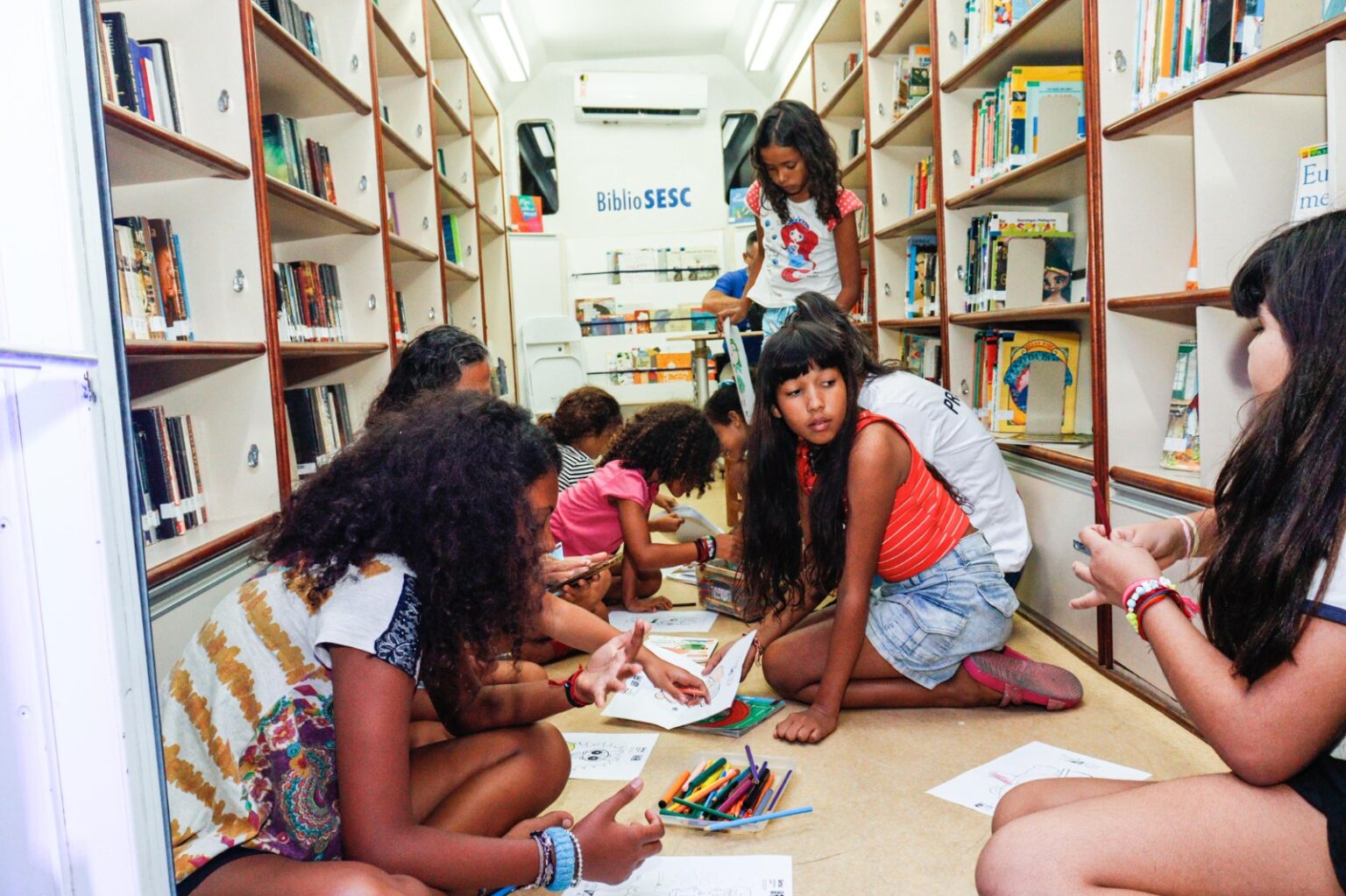 Troca de livros por alimentos une leitura e solidariedade em Natal