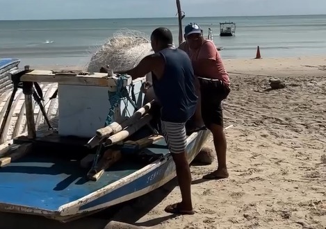 Prefeitura tenta realocar embarcações em Ponta Negra e comunidade reage