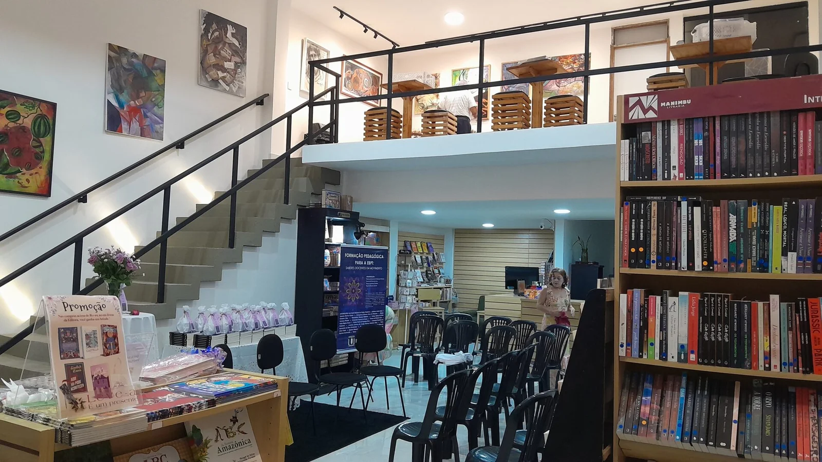 Livraria Manimbu celebra 1 ano com música em Petrópolis