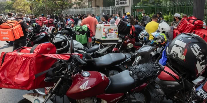 O dia a dia de quem trabalha sobre duas rodas em Natal