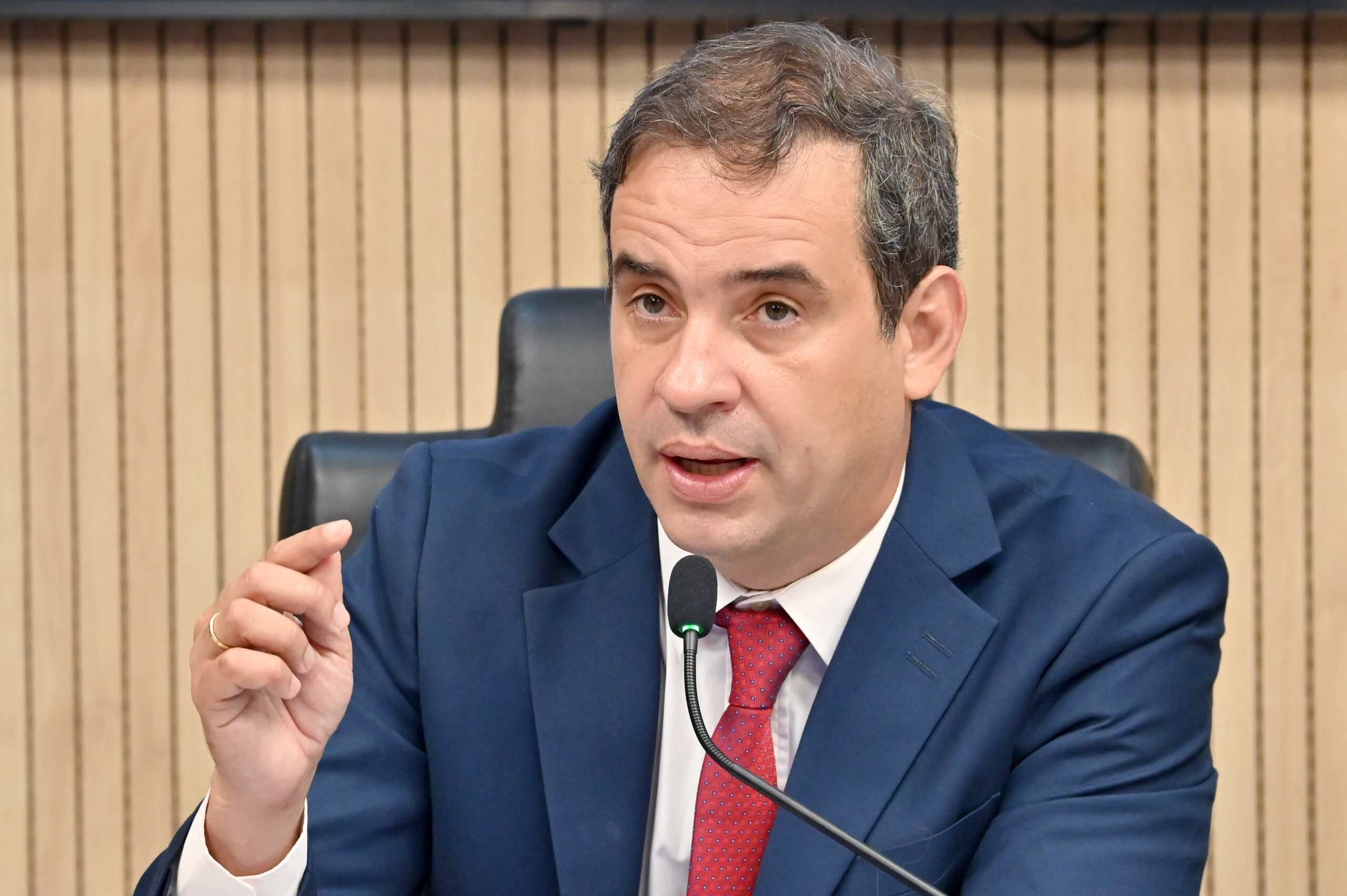 Cadu prega cautela na escolha do vice por histórico de “traição” de Walter