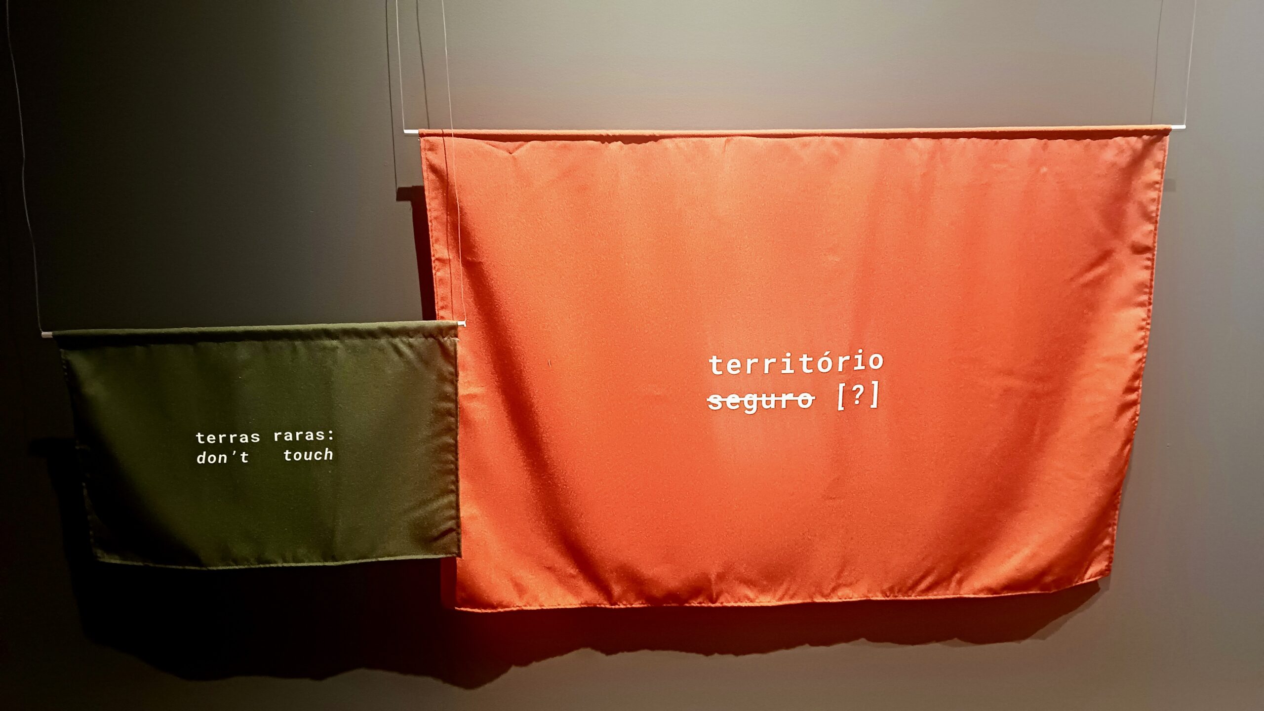 “Contra a Máquina de Moer Mundos” leva crítica ao neoliberalismo para a Pinacoteca