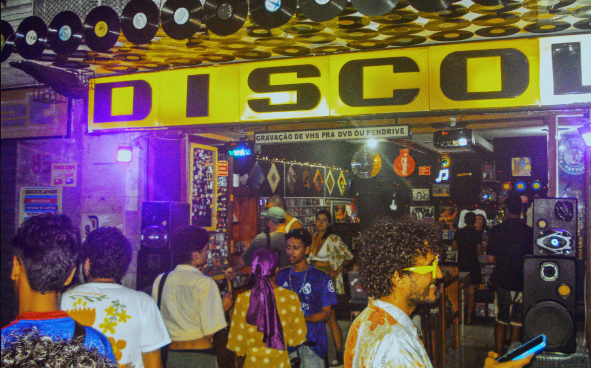 Discol transforma calçada em pista e celebra a música no Centro Histórico