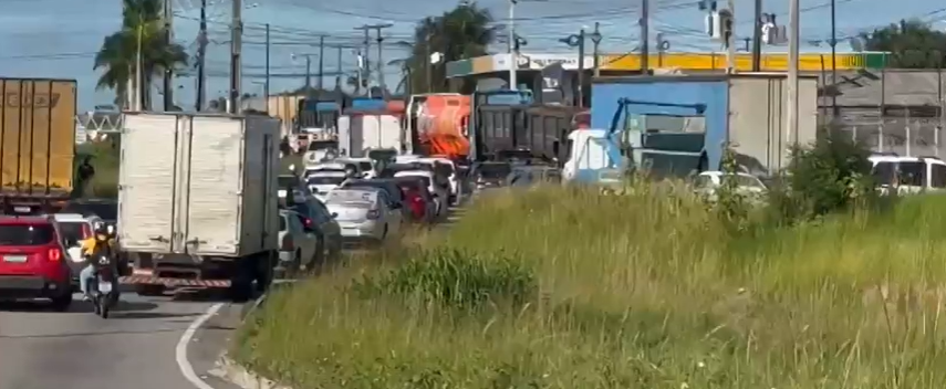 Sem acordo salarial, caminhoneiros iniciam greve e bloqueiam BR-101 no RN