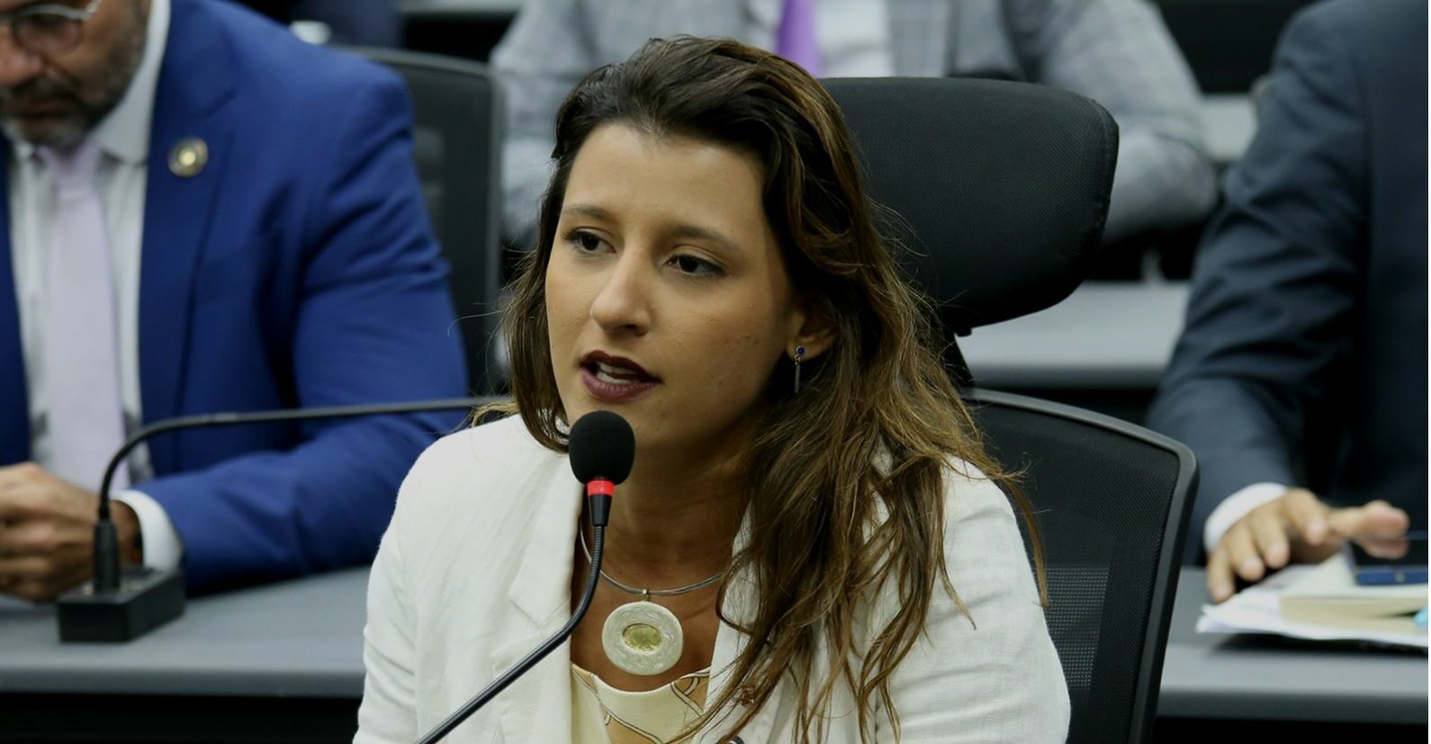 Brisa Bracchi integra “protocolaço” pelo fim da escala 6x1 em Natal