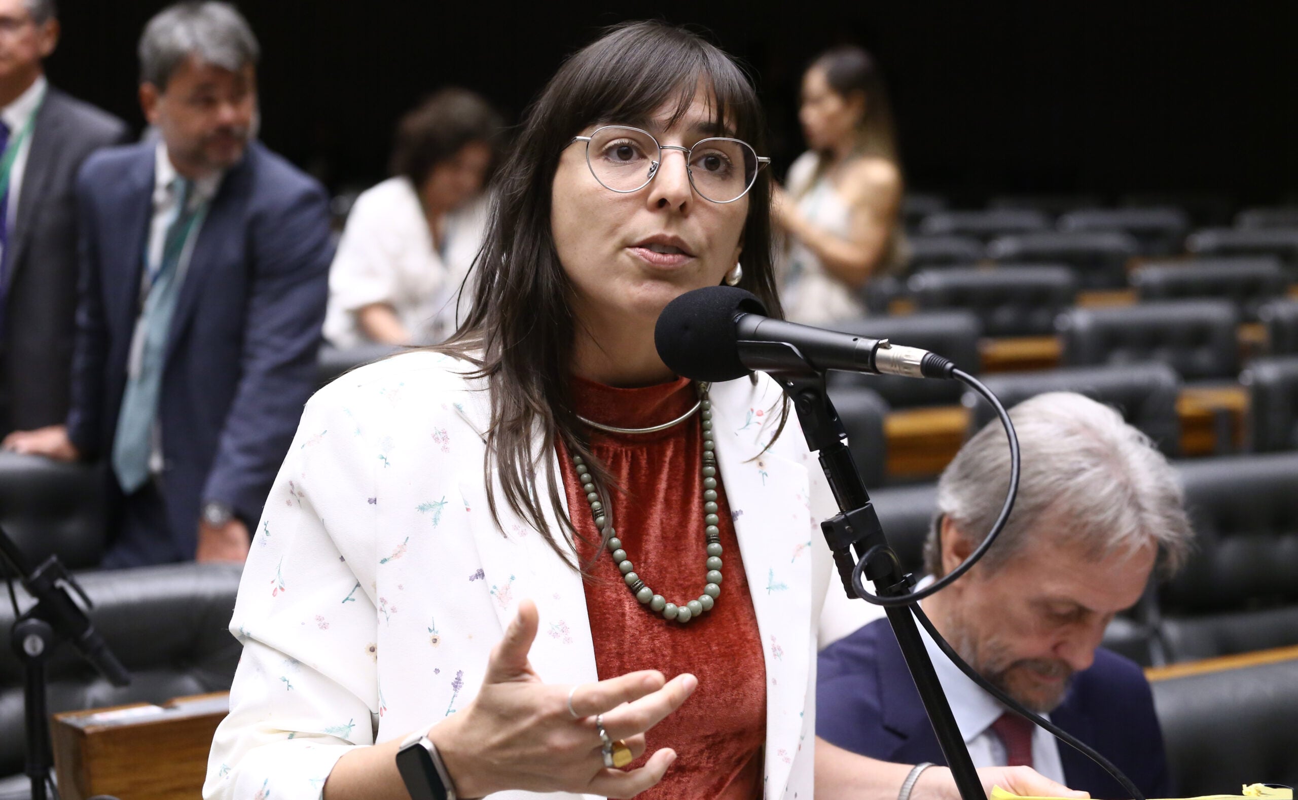 Debate sobre redução da jornada expõe “direita envergonhada”, diz Natália
